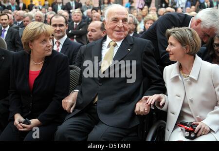 Bundeskanzlerin Angela Merkel (CDU, L-R) im Gespräch mit ehemaligen deutschen Bundeskanzler Helmut Kohl und seine Frau Maike Richter-Kohl im deutschen historischen Museum in Berlin, Deutschland, 27. September 2012. Die Konrad-Adenauer-Stiftung organisierte eine Feier des 30. Jahrestages des Tages, die Helmut Kohl zum Bundeskanzler gewählt wurde. Foto: WOLFGANG KUMM Stockfoto