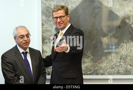 Bundesaußenminister Guido Westerwelle (R, FDP) Erfurts Sitsch bin 27.09.2012 in New York Mit Dem Vorsitzenden des Syrischen Nationalrats, Abdul Basit Sieda. Westerwelle Hält Sich Anlässlich der 67. Generalversammlung der Vereinten Nationen Vom 21.-28.09.2012 in New York Auf. Foto: Sven Hoppe dpa Stockfoto