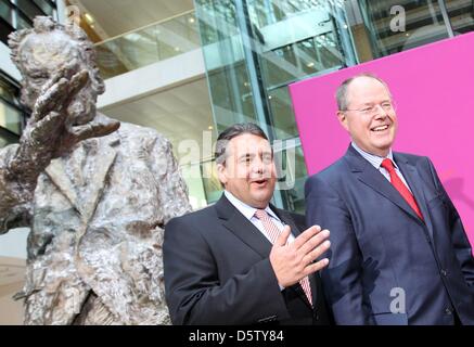 Ehemalige deutsche Finanzminister Peer Steinbrück (m) und der Leiter der SPD Sigmar Gabriel sprechen bei einem Sozialdemokraten Pressekonferenz in Berlin, Deutschland, 28. September 2012. Steinbrück wird neuen Kanzlerkandidaten der SPD für die bevorstehenden Wahlen im Jahr 2012. Foto: Wolfgang Kumm Stockfoto