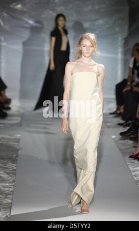 Kreationen von Maison Martin Margiela präsentieren auf der Paris Fashion Week Konfektion Frühjahr/Sommer 2013 in Paris, Frankreich, 28. September 2012. Die Fashionweek läuft vom 25 September bis 03 Oktober. Foto: Hendrik Ballhausen Stockfoto