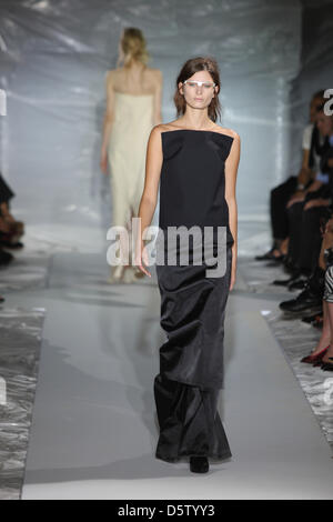 Kreationen von Maison Martin Margiela präsentieren auf der Paris Fashion Week Konfektion Frühjahr/Sommer 2013 in Paris, Frankreich, 28. September 2012. Die Fashionweek läuft vom 25 September bis 03 Oktober. Foto: Hendrik Ballhausen Stockfoto