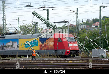 Netzteil deckt ein entgleister Intercity in Stuttgart, Deutschland, 29. September 2012. Die IC der Deutschen Bahn hatte entgleist kurz nach Verlassen des Hauptbahnhofs in Stuttgart. Foto: MARIJAN MURAT Stockfoto