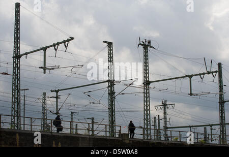 Passagiere Fuß auf den Bahndamm nach evakuiert aus einem entgleisten Intercity in Stuttgart, Deutschland, 29. September 2012. Die Deutsche Bahn IC-Zug entgleist kurz nach Verlassen des Hauptbahnhofs in Stuttgart. Foto: MARIJAN MURAT Stockfoto