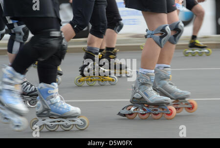 Inline-Skater nehmen Teil am 29. Berlin-Marathon in Berlin, Deutschland, 29. September 2012. Etwa 700 Skater haben sich angemeldet um den 42.195 m Kurs quer durch Berlin. Foto: RAINER JENSEN Stockfoto