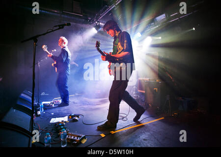 Manchester, UK. 8. April 2013. Reformierte Rock-Band The House of Love führen am Sound Control, Manchester am 8. April 2013. Lead-Sänger Guy Chadwick und Gitarrist Terry Bickers führen. Stockfoto