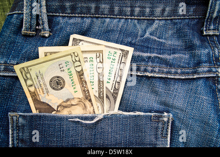 US-Dollar in Tasche blau Jeans-Hose. Stockfoto