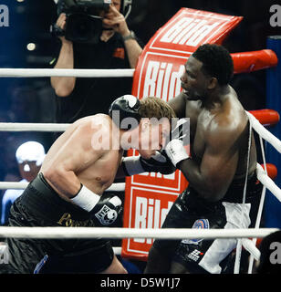 Russische schwere Boxer Alexander Powetkin (l) kämpft US-Boxer Hasim Rahman an einen WBA-WM-Kampf in der Alsterdorfer Sporthalle in Hamburg, Deutschland, 29. September 2012. Powetkin gewinnt den Kampf und verteidigt seinen Titel als schwere Box-Champion. Foto: DANIEL REINHARDT Stockfoto