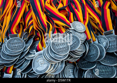 Medaillen mit einem Bild des Brandenburger Tors und ein Porträt der Vorjahressieger Patrick Makau sind beim 39. Berlin-Marathon in Berlin, Deutschland, 30. September 2012 abgebildet. Über 30 000 Teilnehmer angemeldet Fpr die traditionelle Marathon in der deutschen Hauptstadt. Foto: SOEREN STACHE Stockfoto