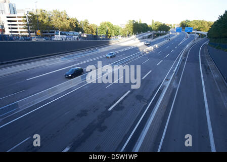 Eines der ersten Fahrzeuge fährt auf der A4 in Richtung Essen, Deutschland, 30. September 2012. Nach drei Monaten vollständig geschlossen öffnet die Autobahn nun, vorerst nur in Richtung Duisburg. Foto: BERND THISSEN Stockfoto