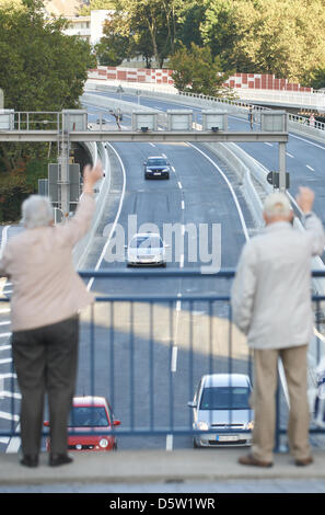 Eines der ersten Fahrzeuge fährt auf der A4 in Richtung Essen, Deutschland, 30. September 2012. Nach drei Monaten vollständig geschlossen öffnet die Autobahn nun, vorerst nur in Richtung Duisburg. Foto: BERND THISSEN Stockfoto