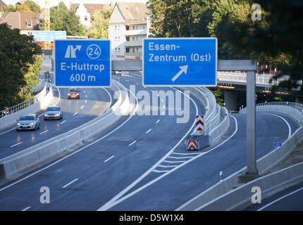 Eines der ersten Fahrzeuge fährt auf der A4 in Richtung Essen, Deutschland, 30. September 2012. Nach drei Monaten vollständig geschlossen öffnet die Autobahn nun, vorerst nur in Richtung Duisburg. Foto: BERND THISSEN Stockfoto