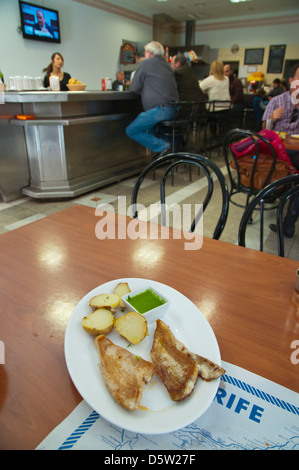 Gegrillter Thunfisch und kanarische Kartoffeln mit grüner Mojo Sauce Santa Cruz Stadt auf der Insel Teneriffa Kanarische Inseln-Spanien-Europa Stockfoto