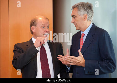 Vattenfall Europe CEO Tuomo Hatakka (L) und Siemens-Chef Peter Loescher sprechen bei einem Gipfeltreffen auf Elektromobilität in der Kanzlei in Berlin, Deutschland, 1. Oktober 2012.  Bundeskanzlerin Merkel lud führende Unternehmen und Vertreter der Industrie. Foto: Maurizio Gambarini Stockfoto