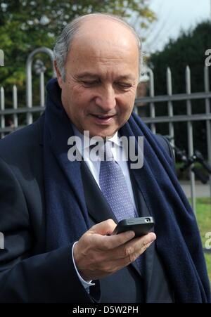 Der französische Außenminister Laurent Fabius schaut auf sein Handy an der Basis der deutsch-französischen Brigade in Mülheim, Deutschland, 01 Oktober 2012. Der Minister sprach über die aktuelle Situation in Nordafrika und dem Nahen Osten sowie die weitere Entwicklung der gemeinsamen Sicherheits- und Verteidigungspolitik (GSVP). Foto: PATRICK SEEGER Stockfoto