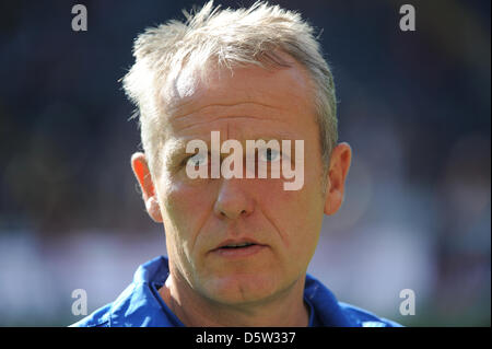 Freiburgs Trainer Christian Streich abgebildet ist, bevor die 2. Bundesliga-Fußball-match zwischen Eintracht Frankfurt und dem SC Freiburg in der Commerzbank Arena in Frankfurt Main, Deutschland, 30. September 2012. Foto: Arne Dedert Stockfoto