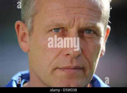 Freiburgs Trainer Christian Streich abgebildet ist, bevor die 2. Bundesliga-Fußball-match zwischen Eintracht Frankfurt und dem SC Freiburg in der Commerzbank Arena in Frankfurt Main, Deutschland, 30. September 2012. Foto: Arne Dedert Stockfoto