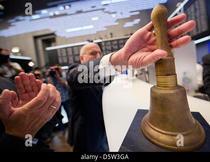 Talanx-CEO Herbert Haas klingelt "Börse" während der Börsengang von Deutschlands drittgrößter Versicherungsgruppe auf dem trading Floor in Frankfurt Am Main, Deutschland, 2. Oktober 2012. Er ist von den Mitarbeitern bejubelt. Foto: Nicolas Armer Stockfoto