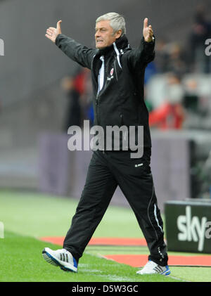 Frankfurts Trainer Armin Veh Gesten während der deutschen Fußball-Bundesliga-Fußball Spiel Eintracht Frankfurt vs Borussia Dortmund in Commerzbank-Arena in Frankfurt Am Main, Deutschland, 25. September 2012. Das Spiel endete 3:3. Foto: Arne Dedert Stockfoto