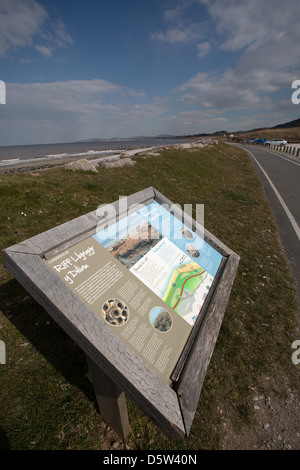 Wales Küstenweg in Nord-Wales. Eine Informationstafel auf dem Weg zwischen Pensarn und Colwyn Bay am Llanddulas. Stockfoto