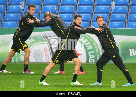 Dortmund Ivan Perisic (l-R), Marcel Schmelzer, Robert Lewandowski, Mario Götze Machen bin Quantenelektrodynamik (02.10.2012) Im Etihad Stadium in Manchester (Großbritannien) Studienabschnitte des Abschlusstrainings Ihrer Mannschaft Dehnübungen. Borussia Dortmund Erfurts bin Mittwoch (03.10.2012) in der Gruppenphase der Champions Leauge Auf Manchester City. Foto: Marius Becker/dpa Stockfoto