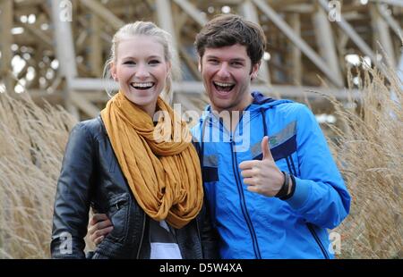 Sänger Carolin Niemczyk und Daniel Grunenberg vom deutschen Elektropop-Duo Glasperlenspiel Lächeln im Europapark in Rust, Deutschland, 2. Oktober 2012. Das Duo arbeitet derzeit an ihrem zweiten Album und geht auf Tournee ab November wieder. Foto: Patrick Seeger Stockfoto