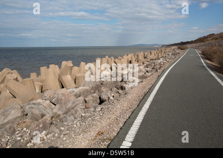 Wales Küstenweg in Nord-Wales. Der Küstenpfad an Llanddulas mit Ufer Erosion Abwehr auf der linken Seite. Stockfoto