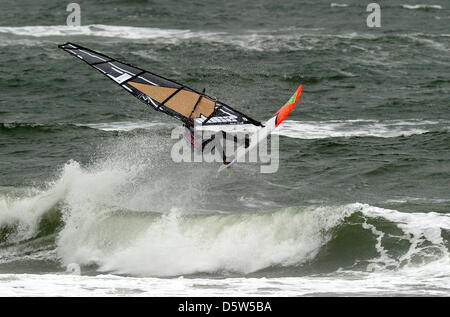 Windsurfer Josh Angulo der Kapverdischen Inseln Surfbretter auf den Wellen der Nordsee vor der Küste von Sylt, Deutschland, 3. Oktober 2012. An den World Cup auf Sylt teilnehmen bis 7. Oktober 2012 besten Windsurfer der Welt. Foto: CARSTEN REHDER Stockfoto