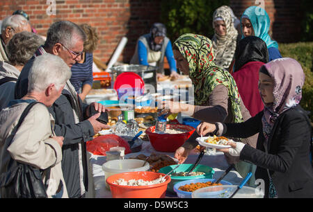 Frauen verteilen Lebensmittel außerhalb der Sehitlik Moschee am Columbiadamm in Berlin, Deutschland, 3. Oktober 2012. 18 Moscheen haben ihre Türen für Besucher zum Tag der deutschen Einheit geöffnet. Foto: HANNIBAL Stockfoto