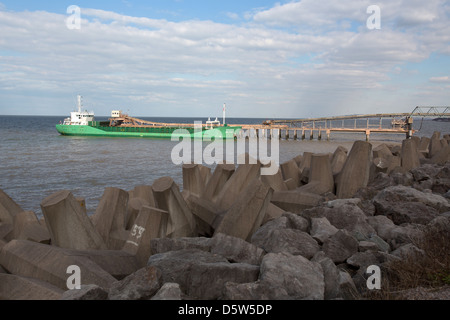 Wales Küstenweg in Nord-Wales. Der MV BBS Stern laden gebrochenem Kalkstein im Steinbruch Llanddulas Steg. Stockfoto