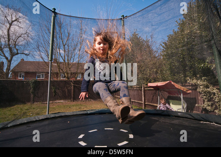 5 Jahre altes Kind Garten Trampolinspringen Stockfoto