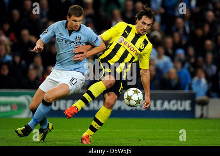 Dortmunds Mats Hummels (R) und Manchesters Edin Dzeko vie für der Ball während der UEFA Champions League-Gruppe D-Fußball match Manchester City vs. Borussia Dortmund im Etihad Stadium in Manchester, Großbritannien, 3. Oktober 2012. Foto: Marius Becker/Dpa +++(c) Dpa - Bildfunk +++ Stockfoto