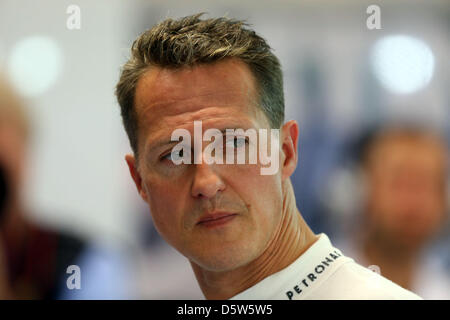 (Dpa-Datei) - ein Datei-Bild vom 23. September 2012 zeigt deutsche Formel-1 pilot Michael Schumacher stehen in seiner Garage in Marina-Bay Stadtkurs in Singapur. 43-j hrige Schumacher hat am 4. Oktober 2012 in Suzuka, angekündigt, dass er seine Karriere nach der aktuellen Saison zu beenden. Foto: Jens Büttner Stockfoto