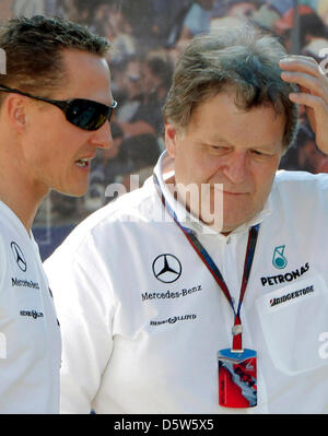 (Dpa-Datei) - datiert ein Datei-Bild 25 März 2010 zeigt deutsche Formel-1 pilot Michael Schumacher (R) of Mercedes GP im Gespräch mit Abteilungsleiter Mercedes Motorsport Norbert Haug vor dem Mercedes Motorhome an der Rennstrecke Albert Park in Melbourne, Australien. 43-j hrige Schumacher hat am 4. Oktober 2012 in Suzuka, angekündigt, dass er seine Karriere nach der aktuellen Saison zu beenden. Foto: Stockfoto