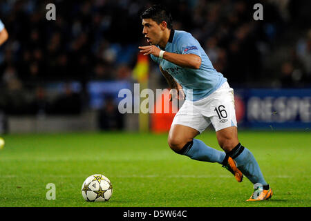 Manchesters Sergio Agüero steuert den Ball während der UEFA Champions League-Gruppe D Fußballspiel Manchester City vs. Borussia Dortmund im Etihad Stadium in Manchester, Großbritannien, 3. Oktober 2012. Foto: Marius Becker/dpa Stockfoto