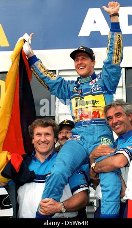 Datei - eine Archiv-Bild vom 13. November 1994 zeigt deutsche Formel1 Rennfahrer Michael Schumacher Team Benetton-Ford feiert Weltmeister auf den Schultern von Teamchef Flavio Briatore (L) und Rennen Organisator Tom Walkinshaw in Adelaide, Australien. Schumacher in Suzuka am 4. Oktober 2012 angekündigt, dass er seine Karriere als Rennfahrer nach aktuellen Meere enden würde Stockfoto