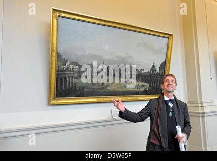 Direktor der Gemäldegalerie Alte Meister, Bernhard Maaz, stellt das Gemälde "Der Innenhof des Zwingers in Dresden" (Der Zwingerhof in Dresden) in der Gemäldegalerie Alte Meister in Dresden, Deutschland, 4. Oktober 2012. Das Gemälde, das 1751/52 von Bernardo Bellotto aka Canaletto geschaffen wurde, hat nur eine ein-Jahres-Restauration unterzogen. Foto: Matthias Hiekel Stockfoto