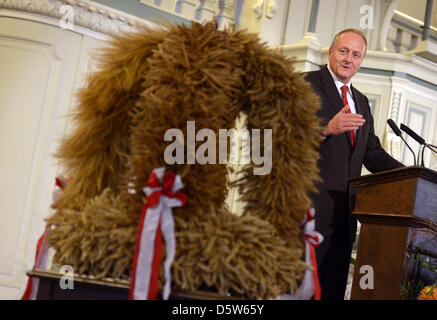 Vorstandsvorsitzender der Deutsche Bauernverband Verband (DBV) Joachim Rukwied hält eine Rede neben einer Ernte-Krone von der Vereinigung der Deutsche Bauernverband (DBV) am Franzoesische Friedrichsstadtkirche in Berlin, Deutschland, 4. Oktober 2012. Die Ernte-Krone soll im Bellevue Palace aufgehängt werden. Foto: RAINER JENSEN Stockfoto