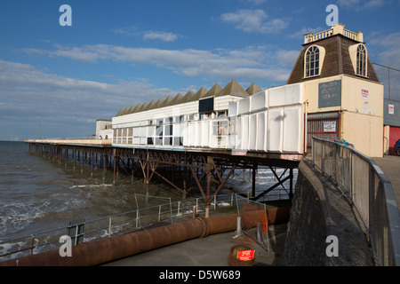 Wales Küstenweg in Nord-Wales. Verfallene Blick auf Colwyn Bay Victoria Pier. Stockfoto