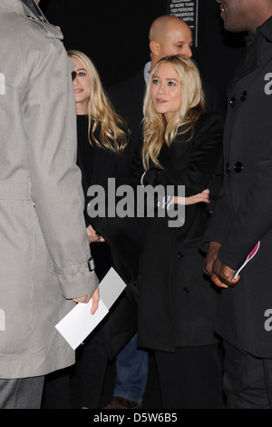 Mary-Kate Olsen, Ashley Olsen Mercedes-Benz Fashion Week - Herbst 2012 - J. Mendel - Front Row New York City, USA - 15.02.12 Stockfoto