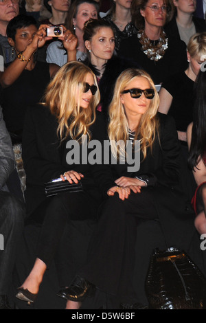 Mary-Kate Olsen, Ashley Olsen Mercedes-Benz Fashion Week - Herbst 2012 - J. Mendel - Front Row New York City, USA - 15.02.12 Stockfoto