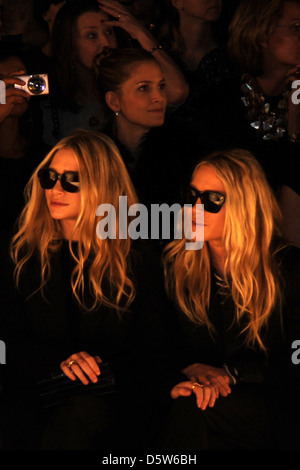 Mary-Kate Olsen, Ashley Olsen Mercedes-Benz Fashion Week - Herbst 2012 - J. Mendel - Front Row New York City, USA - 15.02.12 Stockfoto