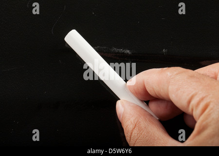 Tafel mit männlichen Hand einen weißen Kreide Stockfoto