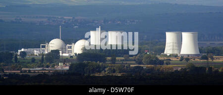 Atomkraftwerk Biblis ist aus einer Entfernung von ca. 20 Kilometern Oder-Hambach, Deutschland, 5. Oktober 2012 abgebildet. Obwohl die Schließung aus dem Kernreaktor seit ein paar Jahren nicht passieren wird, hat der Gemeinde Biblis bereits begonnen, beachten Sie die Folgen der Energiewende. Foto: BORIS ROESSLER Stockfoto