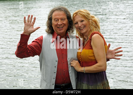 Exklusiv: Britische Pop-Sängerin Chris Andrews und seine Frau Alexandra posieren auf einem Pier am Tschern See vor seinem Haus in Selm, Deutschland, 18. September 2012. Er ist bekannt für seine Nummer-eins-Hits "Gestern Mann" und "Pretty Belinda". Chris Andrews wurde am 15. Oktober 1942 in London geboren. Foto: Horst Ossinger Stockfoto