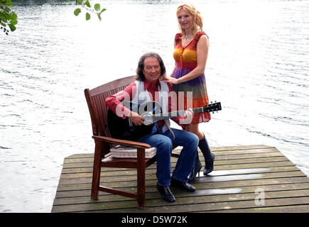 Exklusiv: Britische Pop-Sängerin Chris Andrews und seine Frau Alexandra posieren auf einem Pier am Tschern See vor seinem Haus in Selm, Deutschland, 18. September 2012. Er ist bekannt für seine Nummer-eins-Hits "Gestern Mann" und "Pretty Belinda". Chris Andrews wurde am 15. Oktober 1942 in London geboren. Foto: Horst Ossinger Stockfoto