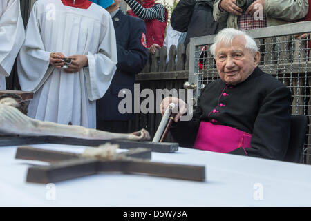 Prälat Georg Ratzinger, Bruder des Papstes, beteiligt sich an der Einweihung des Joseph Ratzingers ehemaligen Heimat als Ort der Begegnung in Pentling bei Regensburg, Deutschland, 22. September 2012. Die frühere Residenz von Papst Benedict XVI ist seit Samstag eine theologische Treffpunkt. Foto: Armin Weigel Stockfoto