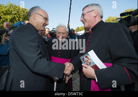 Dean Wilhelm Gegenfurtner (R), Georg Ratzinger, Bruder des Papstes, und Rudolf Voderholzer, Direktor des Instituts Papst Benedikt XVI nehmen Teil in der Einweihung des Joseph Ratzingers ehemaligen Heimat als Ort der Begegnung in Pentling bei Regensburg, Deutschland, 22. September 2012. Die frühere Residenz von Papst Benedict XVI ist seit Samstag eine theologische Treffpunkt. Stockfoto