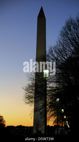 Washington Monument bei Sonnenuntergang auf der National Mall Washington DC, Sonnenuntergang, Washington Monument, National Mall Sonnenuntergang mit Straßenlaternen, Stockfoto