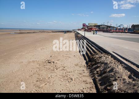 Wales Küstenweg in Nord-Wales. Die Promenade und Strand von Rhyl direkt am Meer. Stockfoto