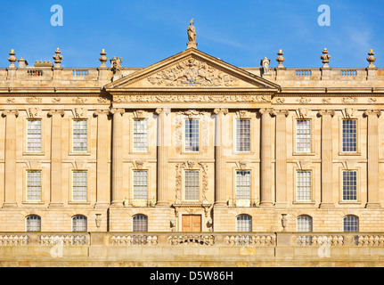 Chatsworth House Derbyshire Fassade der Derbyshire Statue des Herzogs und der Herzogin von Devonshire, Derbyshire, England, Großbritannien, GB, Europa Stockfoto